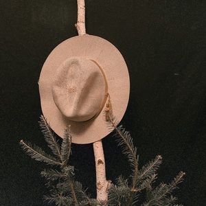 Tan hat great for the summer down town vibes